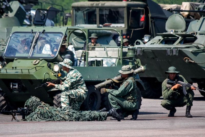 Miembros del ejército venezolano realizan ejercicios en la frontera con Colombia (JOHNNY PARRA/EPA-EFE/REX )