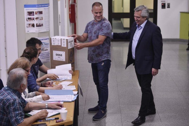 Fernández emite su voto el 27 de octubre de 2019. El voto es obligatorio en Argentina. AP Photo/Gustavo Garello