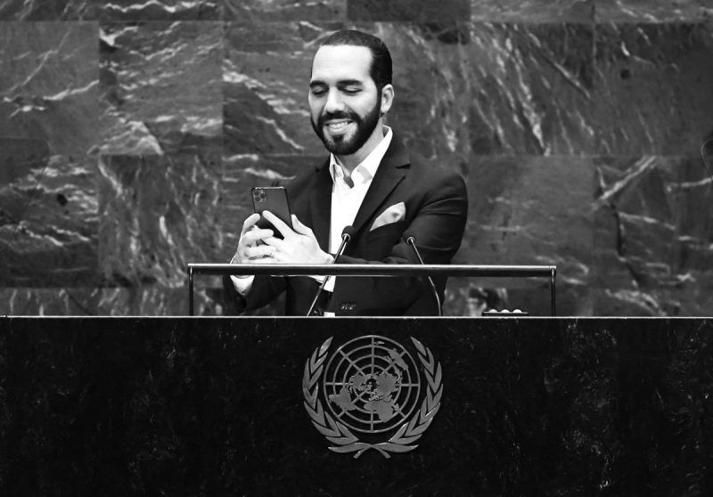 Nayib Bukele, el presidente de El Salvador, se toma una selfi en la Asamblea General de las Naciones Unidas en septiembre de 2019. Credit Timothy A. Clary/Agence France-Presse — Getty Images