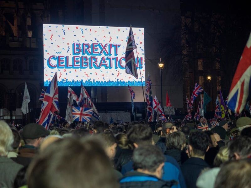 Gente celebrando el día del Brexit frente al Parlamento británico (Londres, 31 de enero de 2020). Marcos Casado/Shutterstock