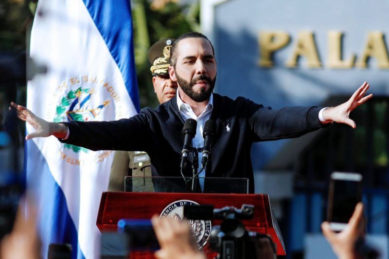 Nayib Bukele, el presidente de El Salvador, se dirigió a la nación afuera de la Asamblea Legislativa el 9 de febrero de 2020. Credit José Cabezas/Reuters