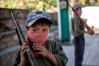 Un grupo de niños aprende a usar armas en enero de 2020 en la comunidad de Ayahualtempa, en Guerrero. Credit Pedro Pardo/Agence France-Presse — Getty Images
