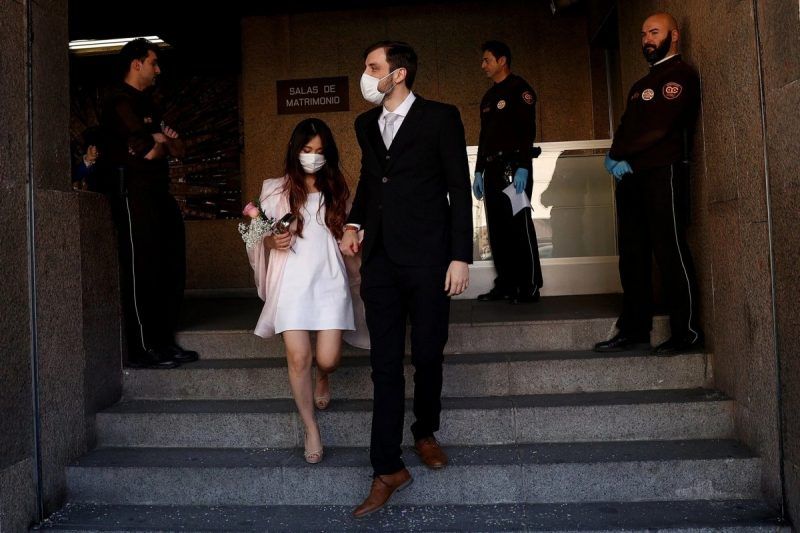 Newlyweds leaving a civil registry in Madrid on Friday. The city’s local authorities decreed that all wedding ceremonies must be held behind closed doors.