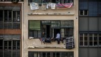 Dos muejres toman el aire durante el confinamiento en el ventanal de su vivienda de Girona el pasado 23 de Abril, festividad de Sant Jordi en Catalunya. Toni Ferragut EL PAÍS