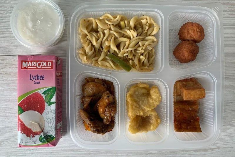 Flavorless pasta in bechamel sauce, fried corn balls, crispy fried tofu, baked breaded fish in a lemon butter sauce, grilled chicken with teriyaki sauce and sago pudding for dessert.