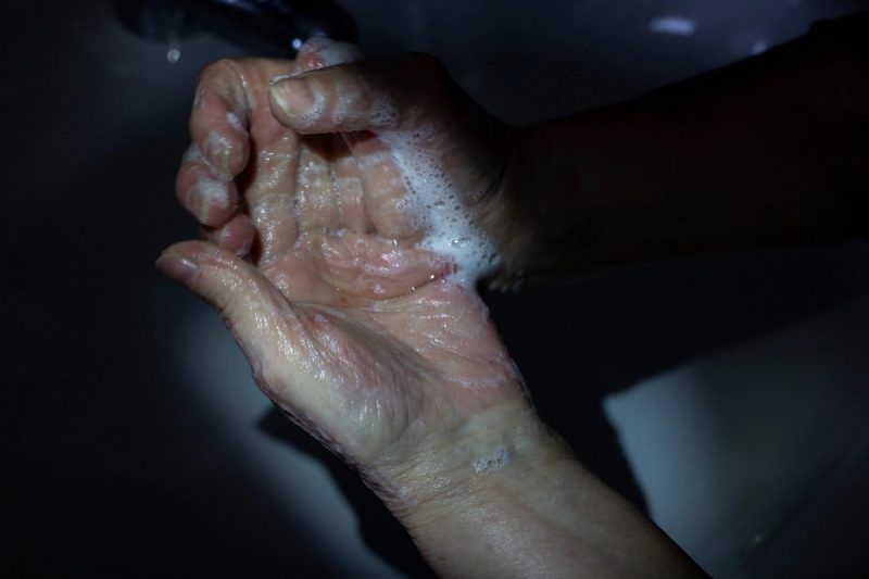 Lavarse las manos se ha convertido en un ritual diario y compulsivo.