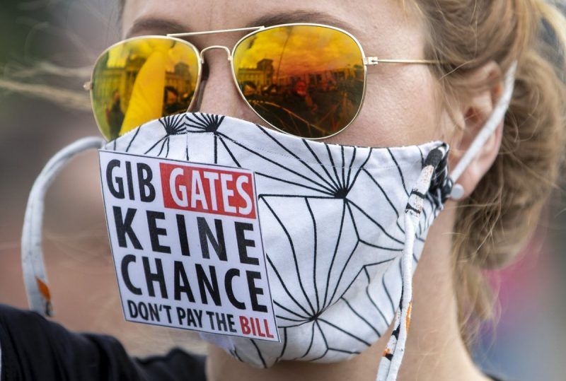 Una mujer protesta frente al The Reichstag alemán contra las medidas de restricción llevando una mascarilla que dice: "No des una oportunidad a Gates", el pasado 16 de mayo.Michael Sohn / AP