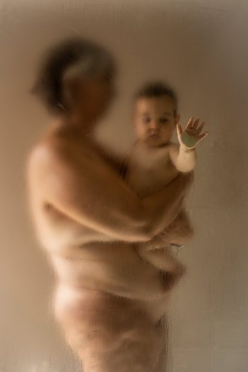 Mi madre y mi hijo en la ducha durante la mañana del día catorce de cuarentena.
