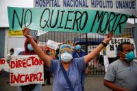 Un trabajador de la salud sostiene una pancarta que lee "no quiero morir" durante una protesta por falta de suministros médicos afuera del hospital Hipólito Unanue, el 4 de mayo de 2020. (REUTERS/Sebastian Castañeda) (Stringer/Reuters)
