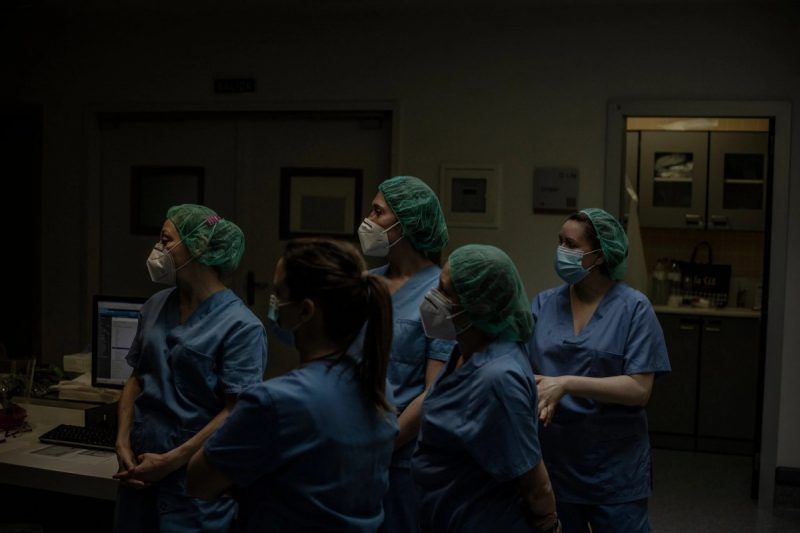 OVIEDO — Un grupo de enfermeras observan la intervención de un colega sobre un paciente en la Unidad de Cuidados Intensivos en el Hospital Universitario Central de Asturias. Manu Brabo
