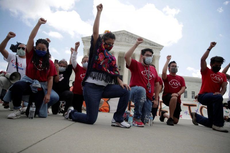 Un grupo de personas celebró el 18 de junio frente a la corte el fallo que bloqueó el plan de terminar con DACA. Credit Jonathan Ernst/Reuters