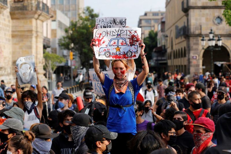 Cientos de manifestantes marcharon por Guadalajara, Jalisco, el 6 de junio de 2020. Fue el tercer día de protestas por la muerte de Giovanni López presuntamente a manos de la Policía. (Francisco Guasco/EPA-EFE/Shutterstock)
