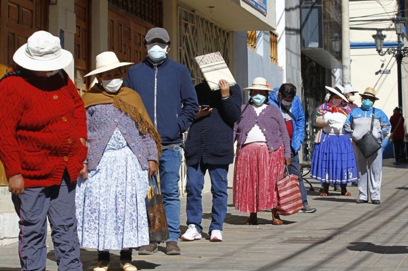 Personas en la ciudad de Puno, en los Andes peruanos, el 19 de mayo de 2020. (MAMANI / AFP) (Carlos Mamani/AFP/Getty Images)