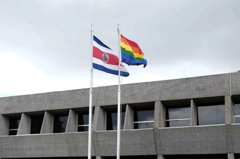 La bandera de Costa Rica ondea junto a la bandera LGBT en la residencia presidencial en San José, la capital, en mayo de 2014. Credit Jeffrey Arguedas/EPA vía Shutterstock