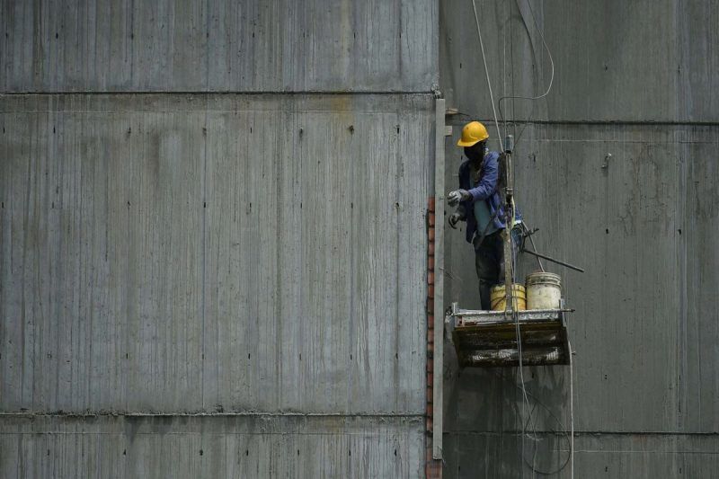 Un trabajador de la construcción con mascarilla en Cali, Colombia, el 11 de mayo de 2020. Credit Luis Robayo/Agence France-Presse — Getty Images