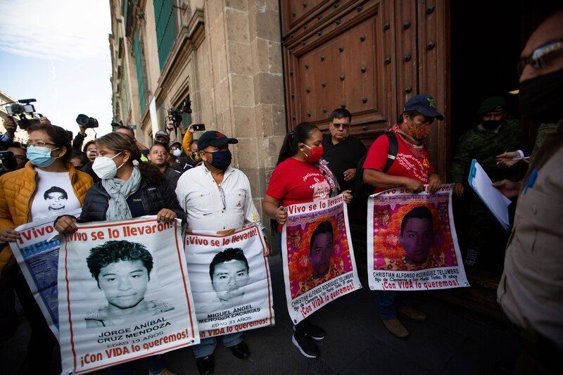 Padres de los 43 estudiantes desaparecidos de la Escuela Normal Rural de Ayotzinapa, se manifiestan en Palacio Nacional el viernes 10 de julio de 2020. (Fernando Llano/AP Photo)