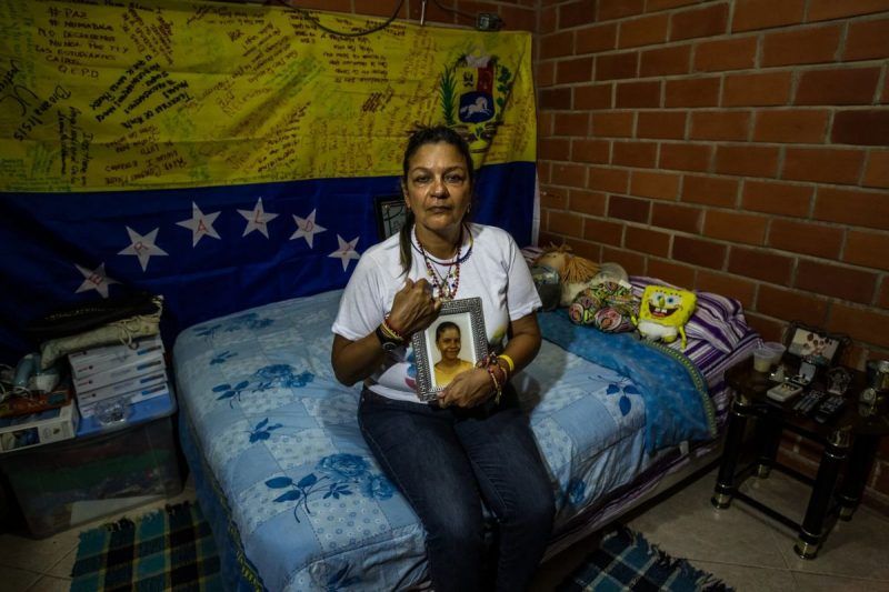 Una madre sostiene el retrato de su hija fallecida, una de las víctimas mencionadas en el informe sobre Venezuela presentado ante la ONU de esta semana. Geraldin Moreno Orozco murió después de que la policía le disparó con una escopeta en la cara en una protesta contra el gobierno de Maduro en 2014. Credit Meridith Kohut para The New York Times