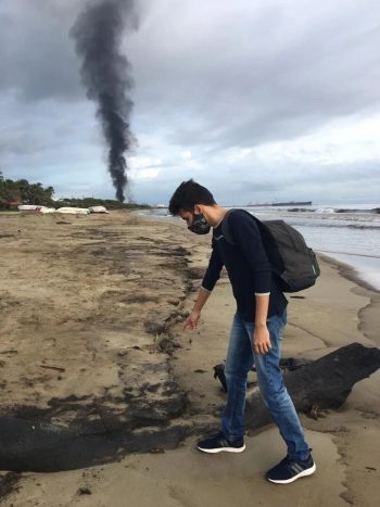 La playa El Palito en Puerto Cabello, Venezuela, estaba contaminada por un derrame de petróleo a principios de este verano. Credit Samuel Cabrera/EPA vía Shutterstock