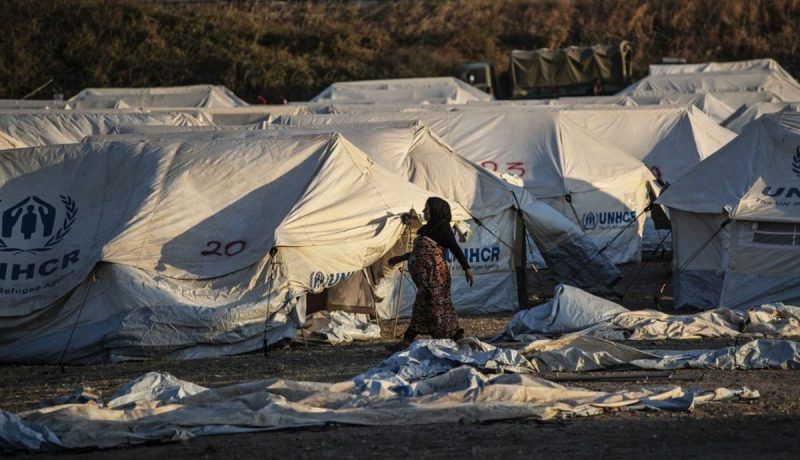 Una mujer camina por el nuevo campo de refugiados de Kara Tepe en la isla de Lesbos. Álvaro García