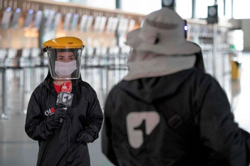 Una periodista lleva un traje protector durante la presentación de un sistema de bioseguridad contra el COVID-19 en el aeropuerto internacional El Dorado de Bogotá, el 31 de agosto de 2020. (Juan Barreto/AFP)
