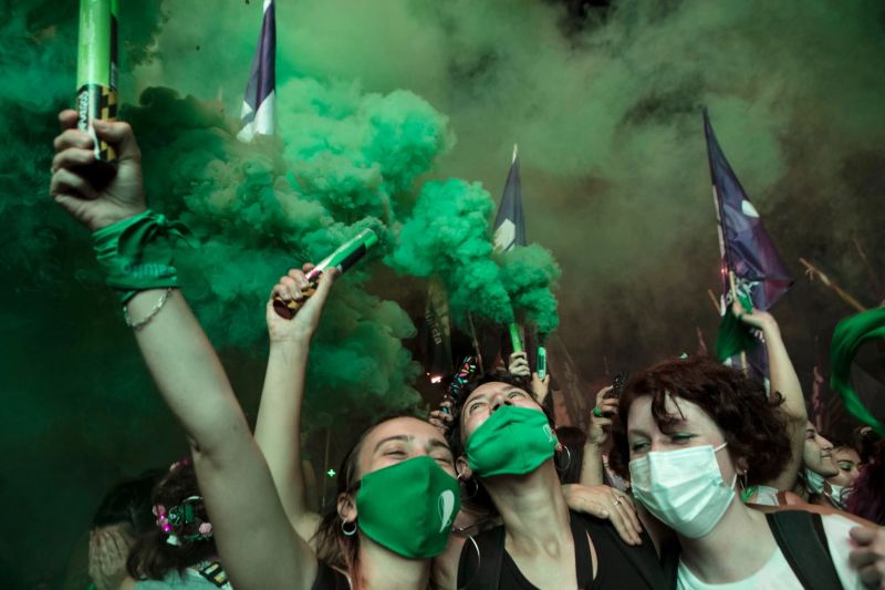 Argentinas a favor de la legalización del aborto celebran la votación del Senado en la madrugada del 30 de diciembre. Credit Ricardo Ceppi/Getty Images