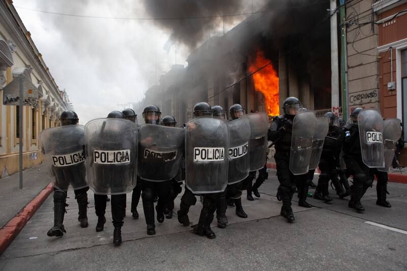 La Policía antidisturbios afuera del edificio del Congreso en Ciudad de Guatemala, el 21 de noviembre de 2020. (AP Photo/Oliver De Ros)