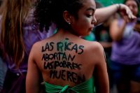 En esta foto del 10 de abril de 2018, una joven protesta en Buenos Aires, Argentina. (Natacha Pisarenko/AP Photo)