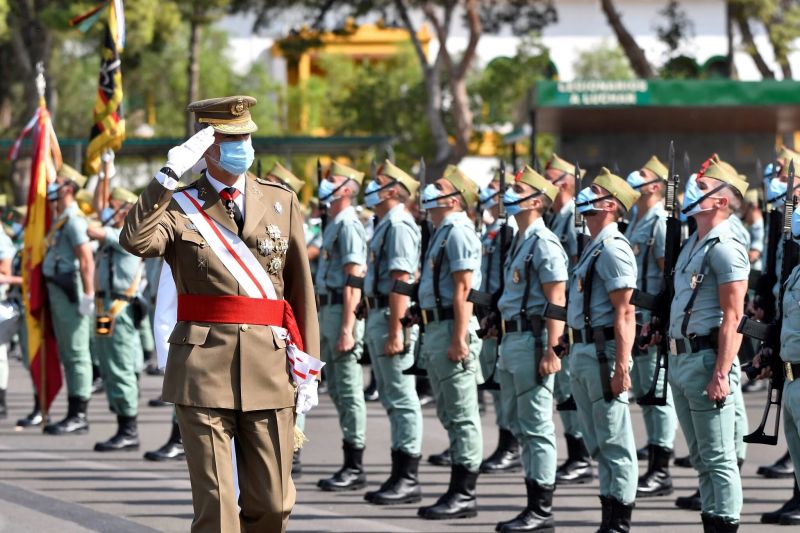 El rey de España, Felipe VI, saluda a soldados durante un desfile militar en septiembre de este año. Credit Carlos Barba/EPA vía Shutterstock