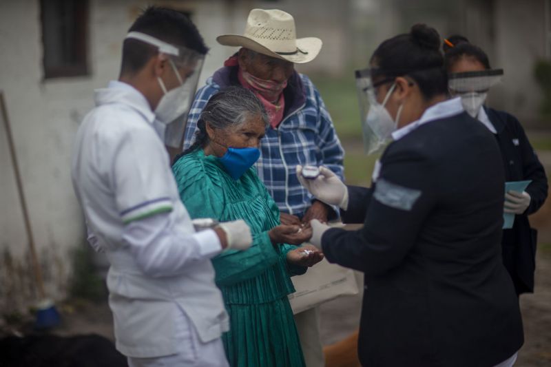 Varios médicos atienden a una anciana en México en julio.Monica Gonzalez 