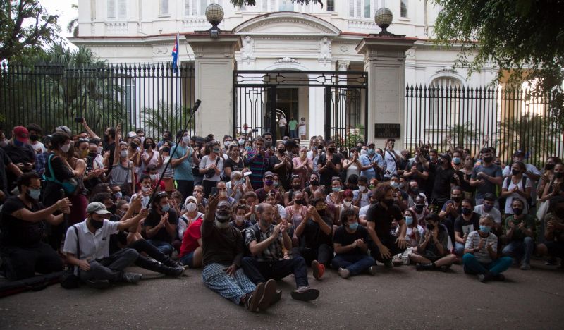 Cientos de artistas y jóvenes cubanos se reunieron a finales de noviembre frente al Ministerio de Cultura para reclamar al gobierno por la ola de represión contra el Movimiento San Isidro. Credit Ismael Francisco/Associated Press