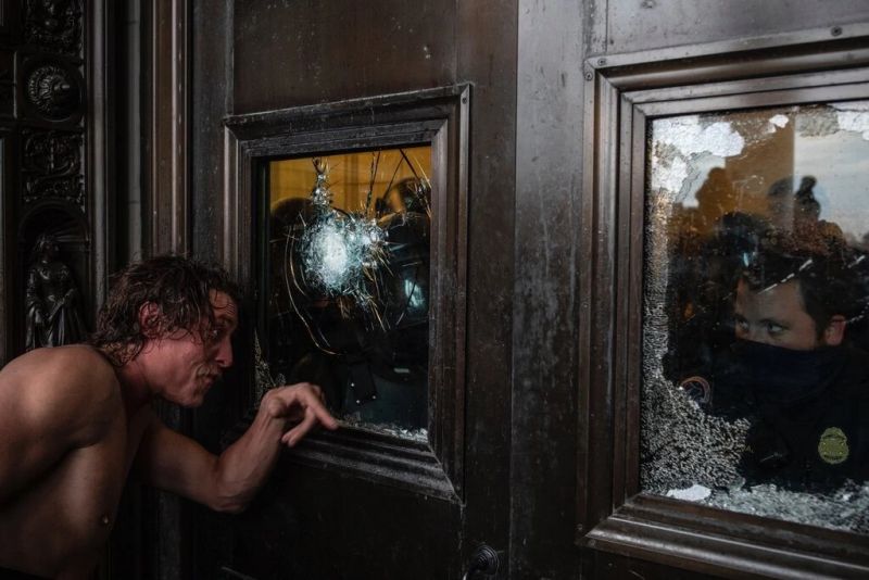 Un camarógrafo de The Daily Caller, un sitio web de derecha, después de ser rociado con gas pimienta durante el caos en el Capitolio, a las 3:45 p. m. Ashley Gilbertson/VII para The New York Times