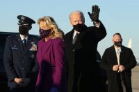 El presidente electo de Estados Unidos, Joe Biden, y la doctora Jill Biden llegan a Maryland un día antes de la toma de posesión, el 19 de enero de 2021. (Chip Somodevilla/Getty Images)