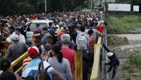 Ciudadanos venezolanos huyendo de la dictadura de Maduro. REUTERS