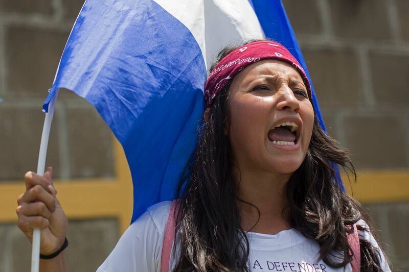 Foto del 4 de mayo de 2018, donde una estudiante corea consignas exigiendo que el diálogo nacional prometido por el gobierno comience de inmediato, en Managua, Nicaragua. (AP Photo/Moises Castillo)