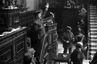 El teniente coronel Tejero irrumpe, pistola en mano, en el Congreso de los Diputados el 23 de febrero de 1981, durante la segunda votación de investidura de Calvo Sotelo como presidente del Gobierno.MANUEL P. BARRIOPEDRO / EFE