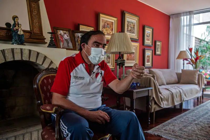 El candidato presidencial de Perú por el partido Acción Popular, Yonhy Lescano, habla durante una entrevista con la AFP en su casa de Lima, el 13 de marzo de 2021. Las elecciones serán el 11 de abril de 2021. (Ernesto Benavides/AFP vía Getty Images)