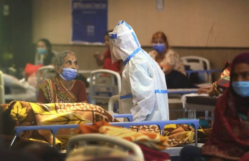 A health worker talks to a woman in a quarantine center for covid-19 patients, in New Delhi on Tuesday. (Manish Swarup/AP)