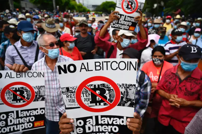 Veteranos del Ejército y la guerrilla marchan para protestar contra la adopción del bitcoin por parte del gobierno de Nayib Bukele, en El Salvador, el 27 de agosto de 2021. (Marvin Recinos/AFP)