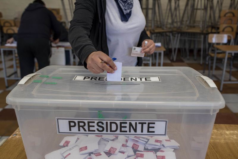 Una persona emite su voto durante las elecciones primarias presidenciales en Santiago, Chile, el domingo 18 de julio de 2021. (Cristobal Olivares/Bloomberg)