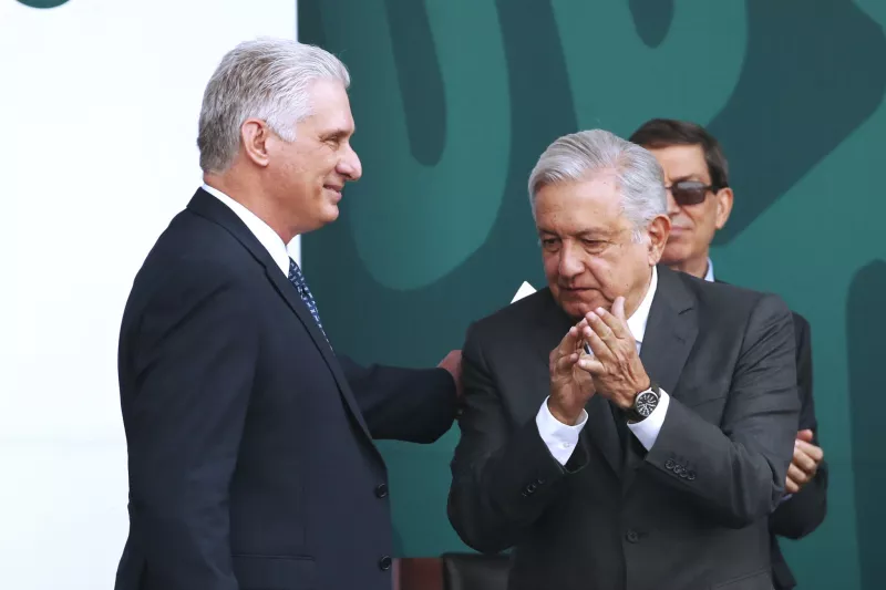 A la izquierda, el presidente de Cuba, Miguel Díaz-Canel, con el presidente de México, Andrés Manuel López Obrador, en la capital mexicana. Credit Jose Mendez/EPA, via Shutterstock