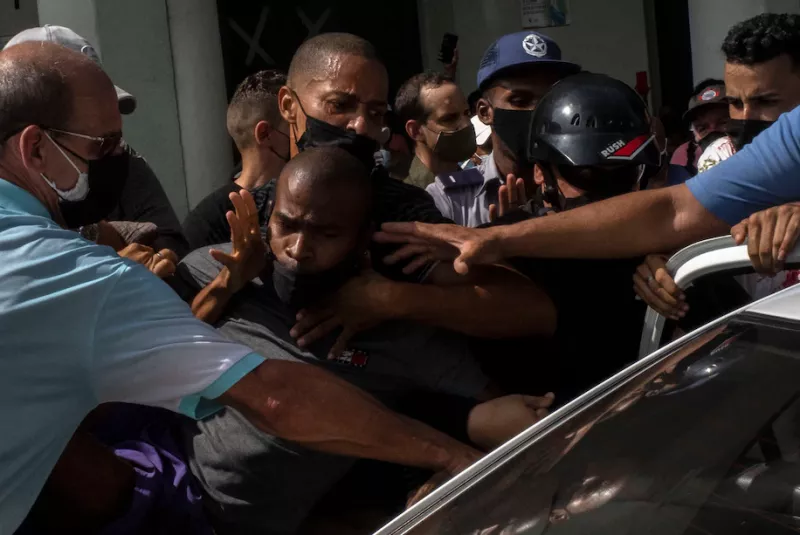 La policía detiene a un manifestante antigubernamental durante una protesta en La Habana, Cuba, el domingo 11 de julio de 2021. (Ramon Espinosa/AP Photo)