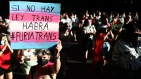 Un manifestante sostiene una pancarta en la manifestación del Día del Orgullo LGBTI en Madrid