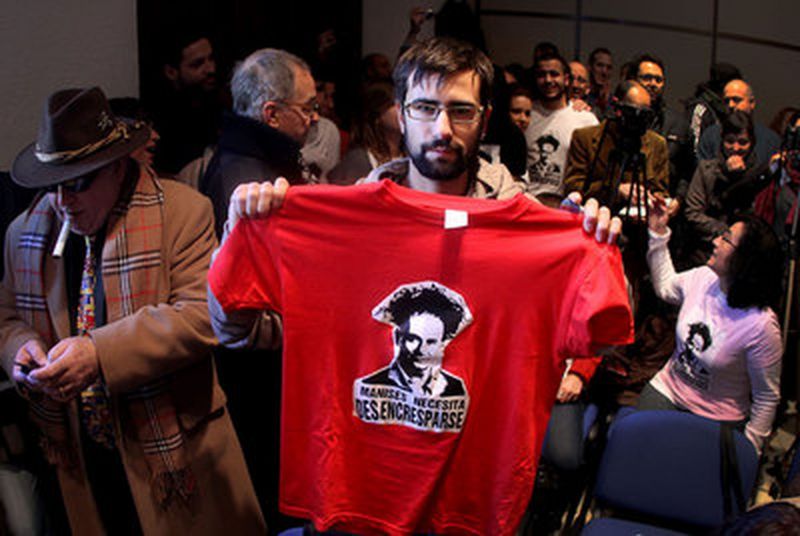 Un joven muestra una camiseta contra la crispación política.TANIA CASTRO