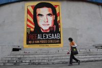 Un cartel que exige liberar al empresario colombiano Alexander Saab, extraditado a Estados Unidos, en Caracas, Venezuela, el 17 de octubre de 2021.(Federico Parra/AFP vía Getty Images)