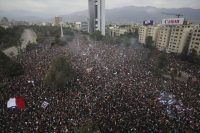 En esta foto de archivo del 25 de octubre de 2019, manifestantes antigubernamentales llenan la Plaza Italia en Santiago, Chile. (AP Photo/Rodrigo Abd, File)
