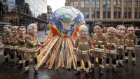 Activistas posan como líderes mundiales disfrazados de bomberos durante el último día de la COP26, en Glasgow.Andrew Aitchison (EFE)