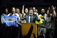 El candidato Javier Milei del partido La Libertad Avanza celebra con sus seguidores después de las elecciones legislativas de mitad de período el 14 de noviembre de 2021 en Buenos Aires, Argentina. (Amilcar Orfali/Getty Images)