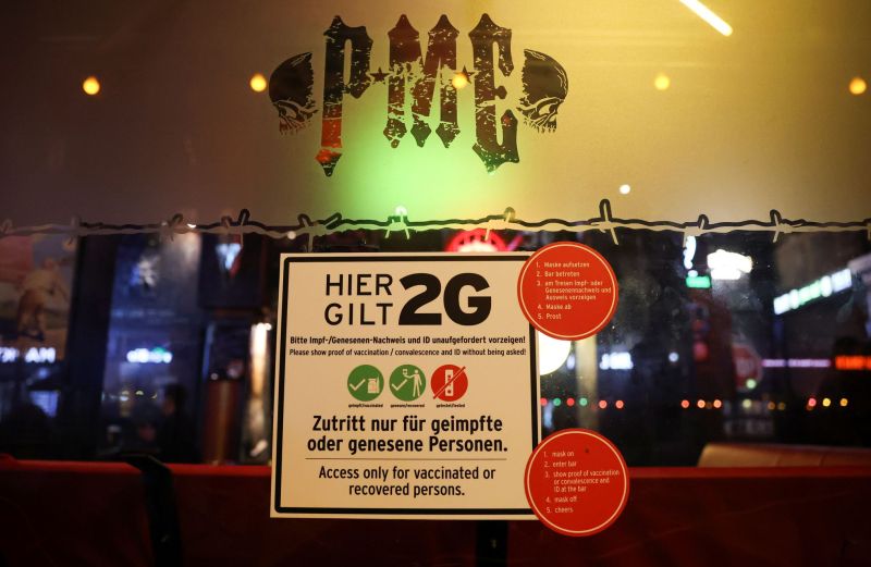 Un bar de Berlín avisa de que aplica la 'regla 2G': solo deja entrar a vacunados o recuperados de covid.CHRISTIAN MANG (Reuters)