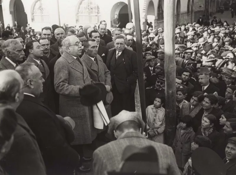 Francesc Macià, de perfil y primero por la izquierda, y Manuel Azaña, con sombrero en la mano, en Girona.Sagarra, Josep Maria