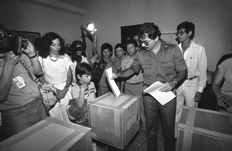 El comandante Daniel Ortega emite su voto en las elecciones presidenciales de Managua el domingo 4 de noviembre de 1984. A la izquierda su esposa Rosario Murillo.Pat Hamilton (ASSOCIATED PRESS)